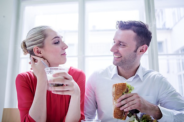 포토 JPG 서양인 여자 남자 비즈니스 휴식 디저트 실내 샌드위치 웃음 상반신 20대 성인 두명 비즈니스라이프 마주보기 직장인 간식시간 국내포토 외국인 직업 라이프스타일 음식 컨셉 모션 표정 사람 청년 내부 파일형식