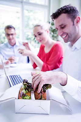 포토 JPG 서양인 여자 남자 비즈니스 휴식 실내 샌드위치 웃음 상반신 20대 성인 아웃포커스 세명 비즈니스라이프 노트북 직장인 간식시간 국내포토 외국인 직업 라이프스타일 음식 컨셉 촬영기법 표정 사람 청년 내부 전자제품 파일형식