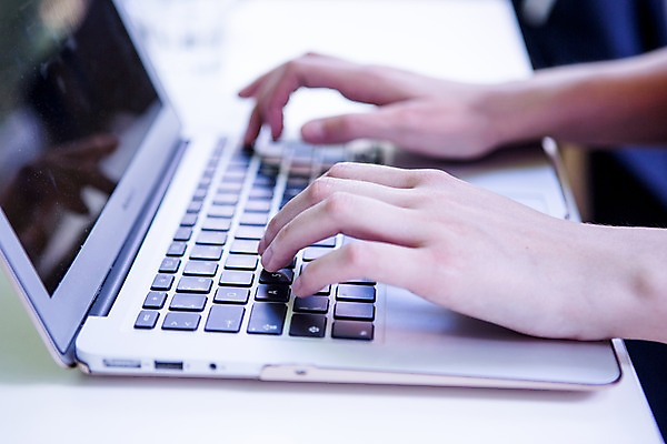 포토 JPG 손 비즈니스 실내 한명 성인 아웃포커스 신체부위 비즈니스라이프 노트북 타이핑 키보드 업무 직장인 국내포토 직업 1 라이프스타일 촬영기법 사람 내부 전자제품 작업 파일형식