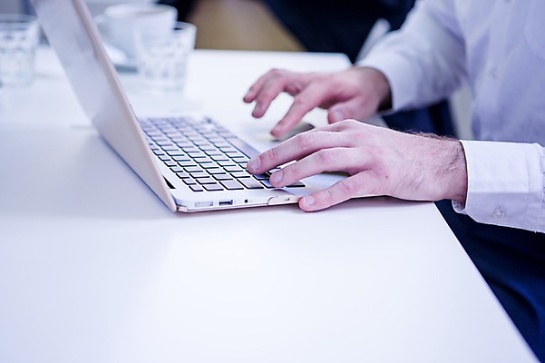 포토 JPG 손 비즈니스 탁자 실내 한명 성인 아웃포커스 신체부위 컵 비즈니스라이프 노트북 타이핑 키보드 업무 직장인 국내포토 직업 1 라이프스타일 식기 가구 촬영기법 사람 내부 전자제품 작업 파일형식