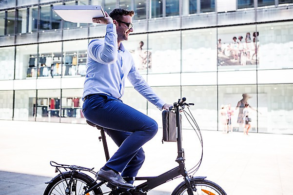 포토 JPG 주간 전신 서양인 남자 서류가방 비즈니스 한명 웃음 들기 20대 성인 야외 옆모습 비즈니스라이프 자전거 직장인 국내포토 자연요소 외국인 직업 1 라이프스타일 뷰포인트 가방 모션 표정 사람 청년 바이크 파일형식