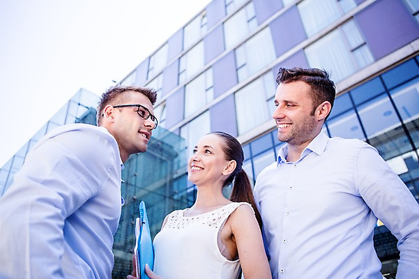 포토 JPG 주간 서양인 여자 남자 비즈니스 휴식 웃음 빌딩 상반신 20대 성인 야외 세명 비즈니스라이프 직장인 국내포토 자연요소 외국인 직업 라이프스타일 컨셉 표정 사람 청년 건물 파일형식