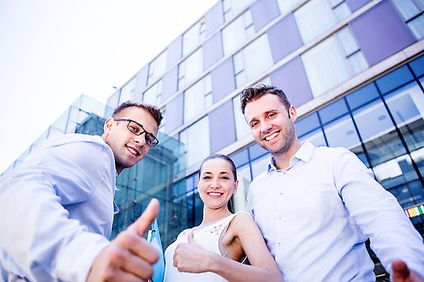 포토 JPG 주간 서양인 여자 남자 비즈니스 휴식 웃음 빌딩 상반신 20대 성인 야외 세명 비즈니스라이프 최고 직장인 국내포토 자연요소 외국인 직업 라이프스타일 컨셉 표정 사람 청년 건물 파일형식