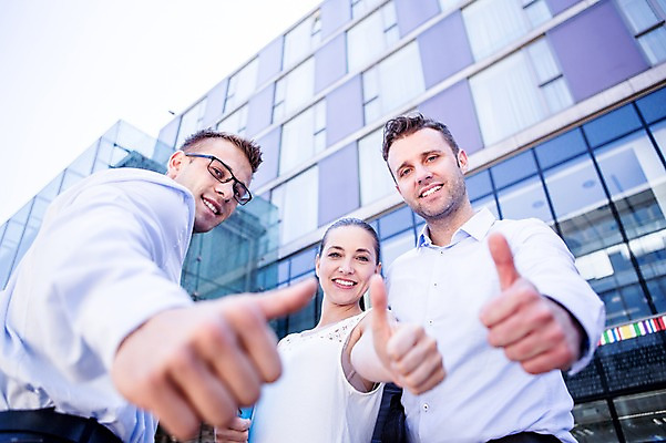 포토 JPG 주간 서양인 여자 남자 비즈니스 휴식 웃음 빌딩 상반신 20대 성인 야외 아웃포커스 세명 비즈니스라이프 최고 직장인 국내포토 자연요소 외국인 직업 라이프스타일 컨셉 촬영기법 표정 사람 청년 건물 파일형식