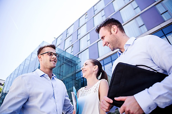 포토 JPG 주간 서양인 여자 남자 서류가방 비즈니스 휴식 대화 웃음 상반신 20대 성인 야외 세명 비즈니스라이프 직장인 국내포토 자연요소 외국인 직업 라이프스타일 컨셉 가방 표정 말하기 사람 청년 파일형식