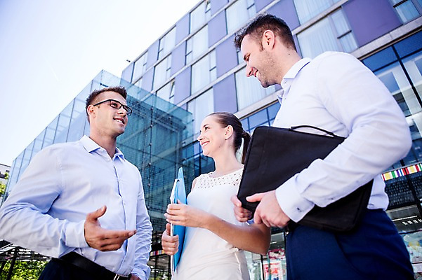 포토 JPG 주간 서양인 여자 남자 서류가방 비즈니스 휴식 대화 웃음 상반신 20대 성인 야외 세명 비즈니스라이프 직장인 국내포토 자연요소 외국인 직업 라이프스타일 컨셉 가방 표정 말하기 사람 청년 파일형식