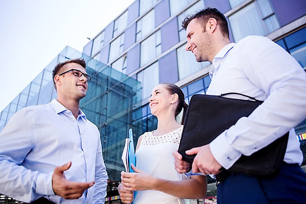 포토 JPG 주간 서양인 여자 남자 서류가방 비즈니스 휴식 대화 웃음 상반신 20대 성인 야외 세명 비즈니스라이프 직장인 국내포토 자연요소 외국인 직업 라이프스타일 컨셉 가방 표정 말하기 사람 청년 파일형식