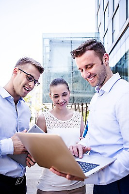 포토 JPG 주간 서양인 여자 남자 비즈니스 휴식 웃음 상반신 20대 성인 야외 세명 비즈니스라이프 노트북 직장인 국내포토 자연요소 외국인 직업 라이프스타일 컨셉 표정 사람 청년 전자제품 파일형식