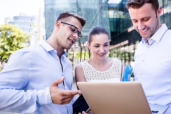 포토 JPG 주간 서양인 여자 남자 비즈니스 휴식 웃음 상반신 20대 성인 야외 세명 비즈니스라이프 노트북 직장인 국내포토 자연요소 외국인 직업 라이프스타일 컨셉 표정 사람 청년 전자제품 파일형식