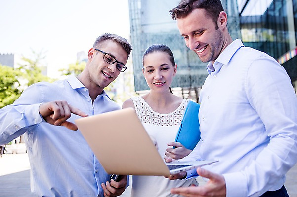 포토 JPG 주간 서양인 여자 남자 비즈니스 휴식 웃음 상반신 20대 성인 야외 세명 비즈니스라이프 노트북 직장인 국내포토 자연요소 외국인 직업 라이프스타일 컨셉 표정 사람 청년 전자제품 파일형식