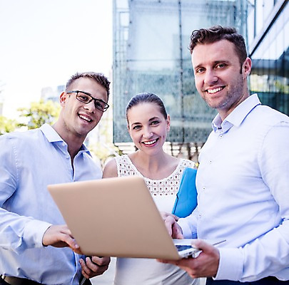 포토 JPG 주간 서양인 여자 남자 비즈니스 휴식 웃음 상반신 20대 성인 야외 세명 비즈니스라이프 노트북 직장인 국내포토 자연요소 외국인 직업 라이프스타일 컨셉 표정 사람 청년 전자제품 파일형식