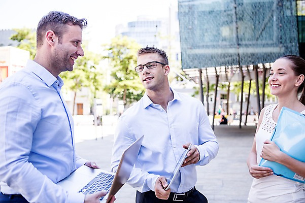 포토 JPG 주간 서양인 여자 남자 비즈니스 휴식 웃음 상반신 20대 성인 야외 세명 비즈니스라이프 노트북 직장인 국내포토 자연요소 외국인 직업 라이프스타일 컨셉 표정 사람 청년 전자제품 파일형식