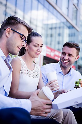 포토 JPG 주간 서양인 여자 남자 커피 비즈니스 휴식 웃음 상반신 20대 성인 야외 세명 비즈니스라이프 직장인 국내포토 자연요소 외국인 직업 라이프스타일 음료 컨셉 표정 사람 청년 파일형식