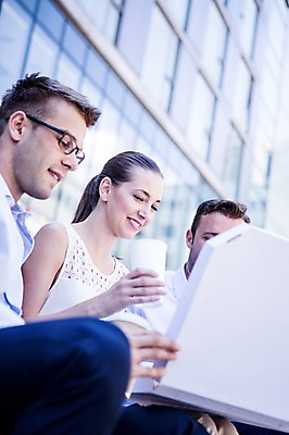 포토 JPG 주간 서양인 여자 남자 커피 비즈니스 티타임 휴식 웃음 상반신 20대 성인 야외 옆모습 세명 비즈니스라이프 직장인 국내포토 자연요소 외국인 직업 라이프스타일 음료 뷰포인트 컨셉 표정 사람 청년 파일형식