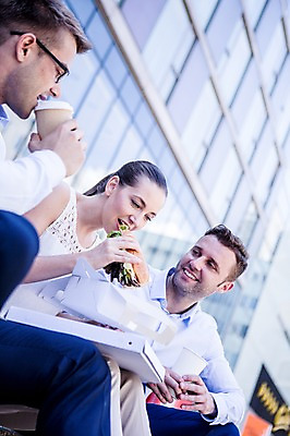 포토 JPG 주간 서양인 여자 남자 커피 비즈니스 티타임 휴식 샌드위치 웃음 상반신 20대 성인 야외 옆모습 세명 비즈니스라이프 직장인 먹기 국내포토 자연요소 외국인 직업 라이프스타일 음료 음식 뷰포인트 컨셉 모션 표정 사람 청년 파일형식