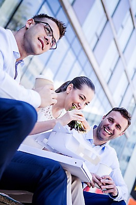 포토 JPG 주간 서양인 여자 남자 커피 비즈니스 티타임 휴식 샌드위치 웃음 상반신 20대 성인 야외 옆모습 세명 비즈니스라이프 직장인 먹기 국내포토 자연요소 외국인 직업 라이프스타일 음료 음식 뷰포인트 컨셉 모션 표정 사람 청년 파일형식