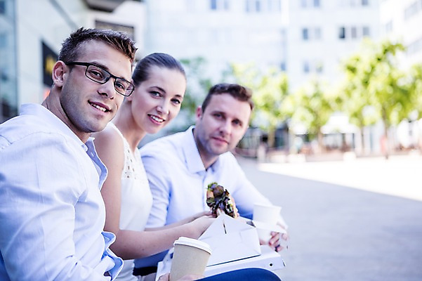 포토 JPG 주간 서양인 여자 남자 커피 비즈니스 티타임 휴식 웃음 상반신 20대 성인 야외 옆모습 아웃포커스 세명 비즈니스라이프 직장인 국내포토 자연요소 외국인 직업 라이프스타일 음료 뷰포인트 컨셉 촬영기법 표정 사람 청년 파일형식