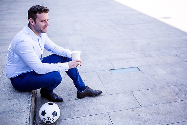 포토 JPG 주간 전신 서양인 응시 남자 커피 비즈니스 축구공 티타임 휴식 한명 웃음 앉기 20대 성인 야외 옆모습 비즈니스라이프 직장인 국내포토 자연요소 외국인 직업 1 라이프스타일 시선 음료 뷰포인트 컨셉 공 축구용품 모션 표정 사람 청년 파일형식