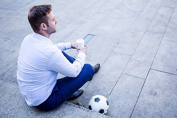 포토 JPG 주간 전신 서양인 응시 남자 커피 비즈니스 축구공 티타임 휴식 한명 앉기 20대 성인 야외 옆모습 비즈니스라이프 직장인 국내포토 자연요소 외국인 직업 1 라이프스타일 시선 음료 뷰포인트 컨셉 공 축구용품 모션 사람 청년 파일형식