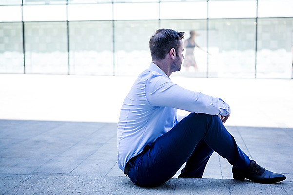 포토 JPG 주간 전신 서양인 응시 남자 비즈니스 휴식 한명 앉기 20대 성인 야외 옆모습 비즈니스라이프 직장인 국내포토 자연요소 외국인 직업 1 라이프스타일 시선 뷰포인트 컨셉 모션 사람 청년 파일형식