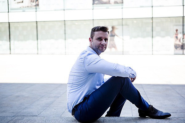 포토 JPG 주간 전신 서양인 남자 비즈니스 휴식 한명 앉기 20대 성인 야외 옆모습 비즈니스라이프 직장인 국내포토 자연요소 외국인 직업 1 라이프스타일 뷰포인트 컨셉 모션 사람 청년 파일형식