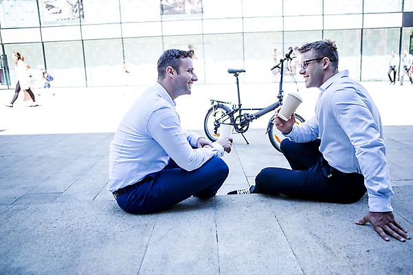 포토 JPG 주간 전신 서양인 여자 남자 커피 비즈니스 티타임 휴식 웃음 앉기 여러명 20대 성인 야외 옆모습 비즈니스라이프 자전거 직장인 국내포토 자연요소 외국인 직업 라이프스타일 음료 뷰포인트 다수 컨셉 모션 표정 사람 청년 바이크 파일형식