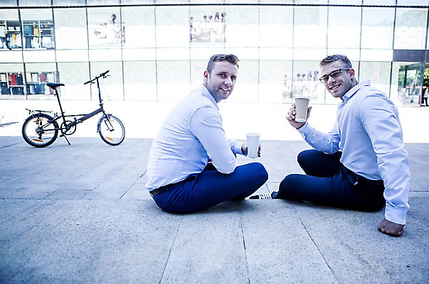 포토 JPG 주간 전신 서양인 남자 커피 비즈니스 티타임 휴식 웃음 앉기 20대 성인 야외 두명 옆모습 비즈니스라이프 자전거 직장인 국내포토 자연요소 외국인 직업 라이프스타일 음료 뷰포인트 컨셉 모션 표정 사람 청년 바이크 파일형식