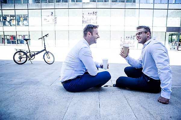 포토 JPG 주간 전신 서양인 남자 커피 비즈니스 티타임 휴식 웃음 앉기 20대 성인 야외 두명 옆모습 비즈니스라이프 자전거 직장인 국내포토 자연요소 외국인 직업 라이프스타일 음료 뷰포인트 컨셉 모션 표정 사람 청년 바이크 파일형식