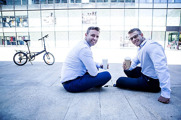 포토 JPG 주간 전신 서양인 남자 커피 비즈니스 티타임 휴식 웃음 앉기 20대 성인 야외 두명 옆모습 비즈니스라이프 자전거 직장인 국내포토 자연요소 외국인 직업 라이프스타일 음료 뷰포인트 컨셉 모션 표정 사람 청년 바이크 파일형식