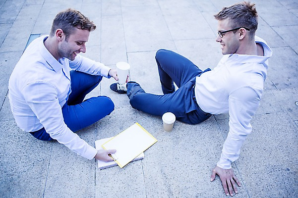 포토 JPG 주간 전신 서양인 남자 커피 비즈니스 휴식 웃음 앉기 20대 성인 야외 두명 옆모습 비즈니스라이프 직장인 문서 국내포토 자연요소 외국인 직업 라이프스타일 음료 뷰포인트 컨셉 모션 표정 사람 청년 파일형식