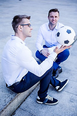 포토 JPG 주간 전신 서양인 남자 비즈니스 축구공 휴식 웃음 앉기 20대 성인 야외 두명 옆모습 비즈니스라이프 직장인 국내포토 자연요소 외국인 직업 라이프스타일 뷰포인트 컨셉 공 축구용품 모션 표정 사람 청년 파일형식