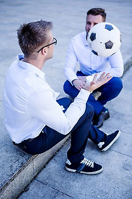 포토 JPG 주간 전신 서양인 남자 비즈니스 축구공 휴식 앉기 20대 성인 야외 두명 옆모습 비즈니스라이프 마주보기 직장인 국내포토 자연요소 외국인 직업 라이프스타일 뷰포인트 컨셉 공 축구용품 모션 사람 청년 파일형식