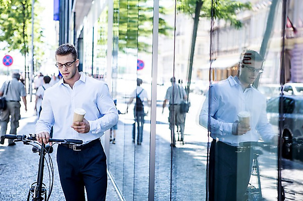포토 JPG 주간 서양인 남자 안경 커피 비즈니스 창문 휴식 여러명 상반신 20대 성인 야외 아웃포커스 비즈니스라이프 반사 자전거 직장인 국내포토 자연요소 외국인 직업 라이프스타일 잡화 음료 다수 컨셉 촬영기법 사람 청년 바이크 파일형식