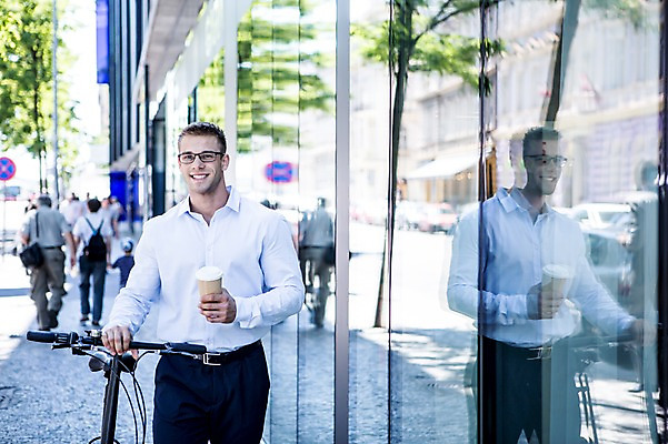 포토 JPG 주간 서양인 남자 안경 커피 비즈니스 창문 휴식 웃음 여러명 상반신 20대 성인 야외 아웃포커스 비즈니스라이프 반사 자전거 직장인 국내포토 자연요소 외국인 직업 라이프스타일 잡화 음료 다수 컨셉 촬영기법 표정 사람 청년 바이크 파일형식