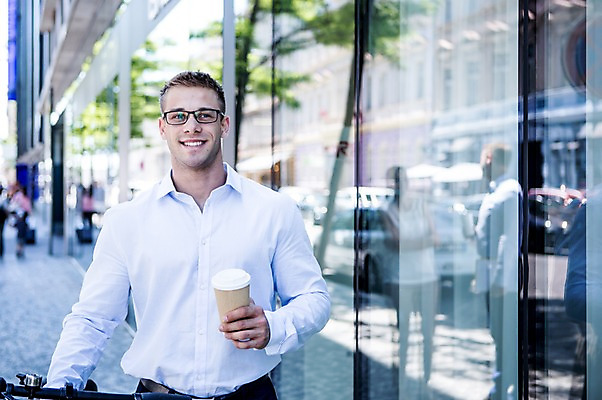 포토 JPG 주간 서양인 남자 안경 커피 비즈니스 창문 휴식 웃음 여러명 상반신 20대 성인 야외 아웃포커스 비즈니스라이프 직장인 국내포토 자연요소 외국인 직업 라이프스타일 잡화 음료 다수 컨셉 촬영기법 표정 사람 청년 파일형식