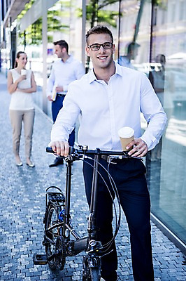 포토 JPG 주간 서양인 여자 남자 안경 커피 비즈니스 휴식 서기 웃음 20대 성인 야외 아웃포커스 세명 비즈니스라이프 자전거 직장인 국내포토 자연요소 외국인 직업 라이프스타일 잡화 음료 컨셉 모션 촬영기법 표정 사람 청년 바이크 파일형식