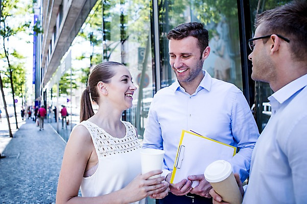 포토 JPG 주간 서양인 여자 남자 커피 비즈니스 휴식 대화 웃음 여러명 상반신 20대 성인 야외 아웃포커스 비즈니스라이프 직장인 문서 국내포토 자연요소 외국인 직업 라이프스타일 음료 다수 컨셉 촬영기법 표정 말하기 사람 청년 파일형식