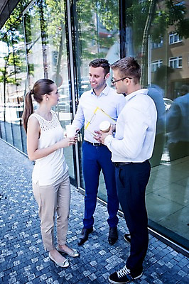 포토 JPG 주간 전신 서양인 여자 남자 커피 비즈니스 휴식 대화 서기 웃음 20대 성인 야외 옆모습 세명 비즈니스라이프 직장인 문서 국내포토 자연요소 외국인 직업 라이프스타일 음료 뷰포인트 컨셉 모션 표정 말하기 사람 청년 파일형식