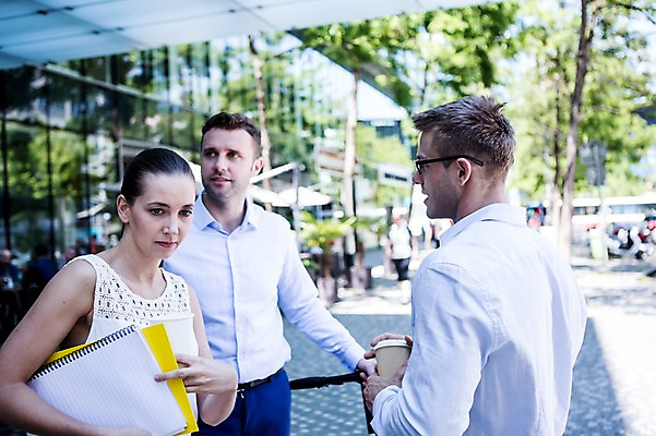 포토 JPG 주간 서양인 여자 남자 커피 비즈니스 휴식 대화 상반신 20대 성인 야외 아웃포커스 세명 비즈니스라이프 공책 직장인 국내포토 자연요소 외국인 직업 라이프스타일 음료 컨셉 문구용품 촬영기법 말하기 사람 청년 파일형식