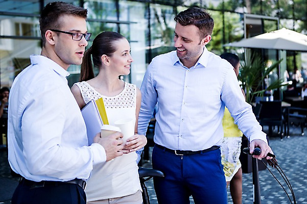 포토 JPG 주간 서양인 여자 남자 커피 비즈니스 휴식 대화 웃음 여러명 상반신 20대 성인 야외 비즈니스라이프 직장인 국내포토 자연요소 외국인 직업 라이프스타일 음료 다수 컨셉 표정 말하기 사람 청년 파일형식