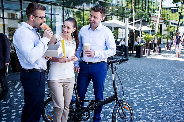 포토 JPG 주간 서양인 여자 남자 커피 빵 비즈니스 휴식 대화 서기 웃음 여러명 상반신 20대 성인 야외 비즈니스라이프 자전거 직장인 먹기 국내포토 자연요소 외국인 직업 라이프스타일 음료 음식 다수 컨셉 모션 표정 말하기 사람 청년 바이크 파일형식