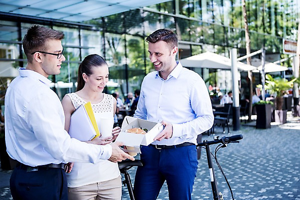 포토 JPG 주간 서양인 여자 남자 빵 비즈니스 휴식 대화 웃음 상반신 20대 성인 야외 세명 비즈니스라이프 자전거 직장인 국내포토 자연요소 외국인 직업 라이프스타일 음식 컨셉 표정 말하기 사람 청년 바이크 파일형식