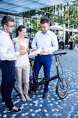 포토 JPG 주간 전신 서양인 여자 남자 커피 비즈니스 휴식 대화 서기 웃음 20대 성인 야외 세명 비즈니스라이프 자전거 직장인 국내포토 자연요소 외국인 직업 라이프스타일 음료 컨셉 모션 표정 말하기 사람 청년 바이크 파일형식