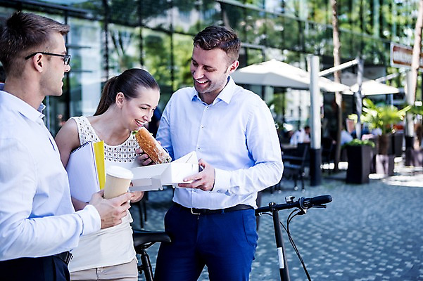포토 JPG 주간 서양인 여자 남자 커피 빵 비즈니스 휴식 대화 웃음 상반신 20대 성인 야외 아웃포커스 세명 비즈니스라이프 직장인 먹기 국내포토 자연요소 외국인 직업 라이프스타일 음료 음식 컨셉 모션 촬영기법 표정 말하기 사람 청년 파일형식