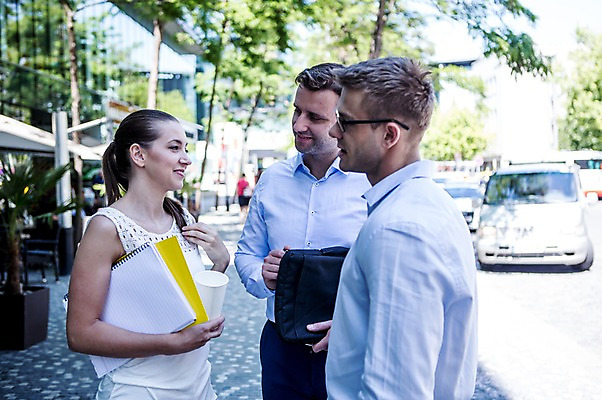 포토 JPG 주간 서양인 여자 남자 서류가방 비즈니스 자동차 휴식 대화 웃음 상반신 20대 성인 야외 컵 세명 비즈니스라이프 공책 직장인 국내포토 자연요소 외국인 직업 라이프스타일 식기 육상교통 컨셉 가방 문구용품 표정 말하기 사람 청년 파일형식