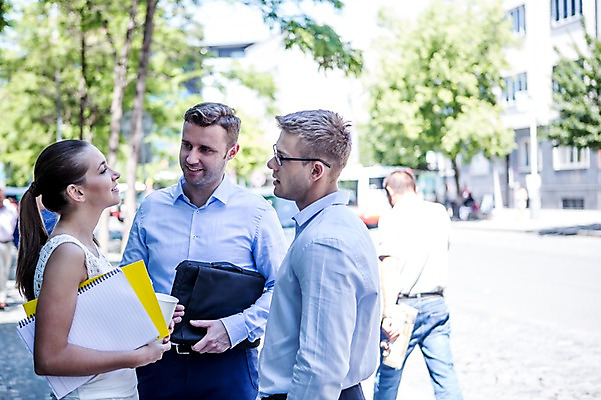 포토 JPG 주간 서양인 여자 남자 서류가방 비즈니스 휴식 대화 웃음 여러명 상반신 20대 성인 야외 아웃포커스 비즈니스라이프 공책 직장인 국내포토 자연요소 외국인 직업 라이프스타일 다수 컨셉 가방 문구용품 촬영기법 표정 말하기 사람 청년 파일형식