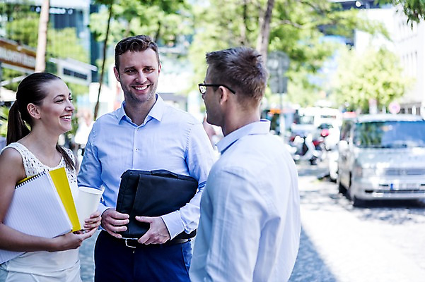 포토 JPG 주간 서양인 여자 남자 서류가방 비즈니스 자동차 휴식 대화 웃음 상반신 20대 성인 야외 아웃포커스 컵 세명 비즈니스라이프 공책 직장인 국내포토 자연요소 외국인 직업 라이프스타일 식기 육상교통 컨셉 가방 문구용품 촬영기법 표정 말하기 사람 청년 파일형식