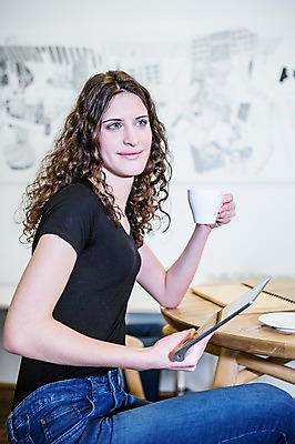 포토 JPG 서양인 여자 커피 비즈니스 탁자 티타임 실내 한명 들기 앉기 20대 성인 옆모습 캐주얼 비즈니스라이프 태블릿 직장인 커피잔 국내포토 외국인 직업 1 라이프스타일 옷 음료 뷰포인트 가구 모션 휴식 잔 사람 청년 내부 전자제품 스마트기기 파일형식