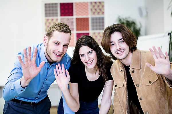 포토 JPG 서양인 여자 남자 비즈니스 회의 실내 웃음 상반신 20대 성인 캐주얼 세명 비즈니스라이프 직장인 손인사 국내포토 외국인 직업 라이프스타일 옷 표정 사람 청년 내부 인사 파일형식