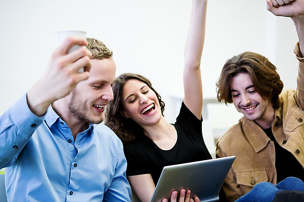 포토 JPG 서양인 여자 남자 비즈니스 회의 실내 웃음 앉기 상반신 20대 성인 컵 캐주얼 세명 비즈니스라이프 태블릿 기쁨 직장인 국내포토 외국인 직업 라이프스타일 식기 옷 감정 모션 표정 사람 청년 내부 전자제품 스마트기기 파일형식